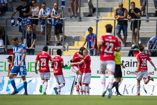 Kalmars Papa Alioune Diouf  jublar med lagkamrater