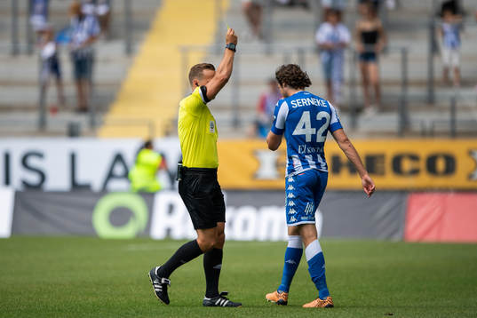 Domare Kristoffer Karlsson varnar IFK Göteborgs Mikkel