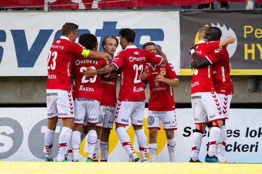 Kalmars Isak Magnusson (mitten) jublar med lagkamrater