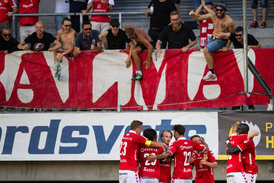 Kalmars Isak Magnusson (mitten) jublar med lagkamrater