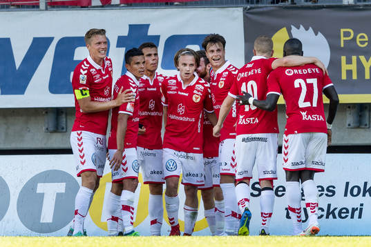 Kalmars Isak Magnusson jublar med lagkamrater