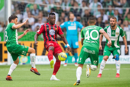 Hammarbys Jeppe Andersen och Nikola Djurdjic i kamp om