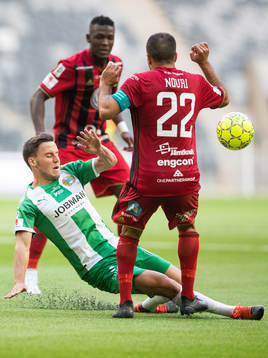 Hammarbys Jeppe Andersen och Östersunds Brwa Nouri i kamp