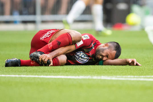Östersunds Brwa Nouri grimascherar och tar sig för foten