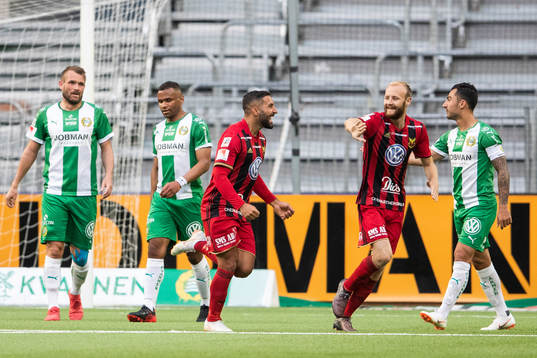 Östersunds Saman Ghoddos (till vänster) jublar med Curtis
