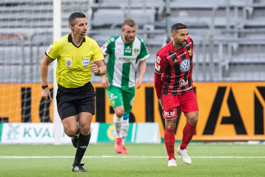 Östersunds Saman Ghoddos tar sig för baklåret