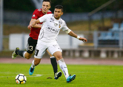 Liepajas Andris Aivis Jurkovskis  (L) and Häckens Paulo De