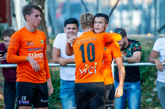 Torns Ludvig Bergman och Tobias Karlsson jublar åt Astrit Seljmani som gör 1-0