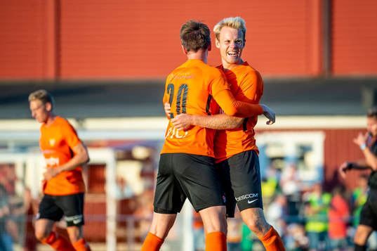 Torns Ludvig Bergman och Adam Olofsson jublar