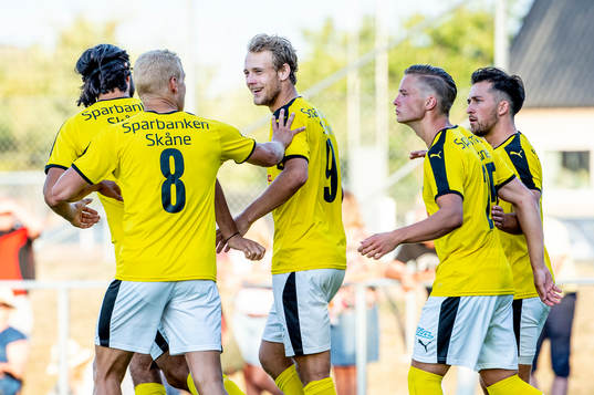 Lunds Andreas Birgersson jublar med lagkamraterna efter 1-1 på straff