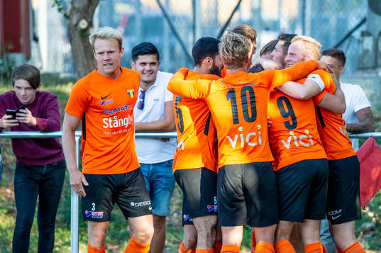 Jubel i Torns efter 1-1 med mål av Astrit Seljmani