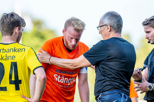 Torns Daniel Hidefält Thulin tas omhand efter en ordentlig smäll