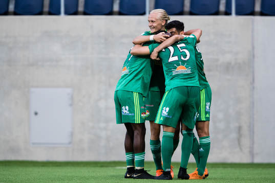 Dalkurds Henrik Löfkvist jublar tillsammans med bland andra Malkolm Moenza som gjort 1-0