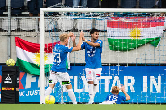 Trelleborgs Freddie Brorsson och Deniz Hümmet jublar tillsammans med Lasse Nielsen som kvitterat till 2-2
