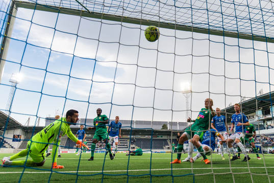 Dalkurds Henrik Löfkvist gör 2-1 bakom Trelleborgs