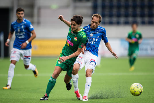 Dalkurds Robin Tranberg i kamp om bollen med Trelleborgs