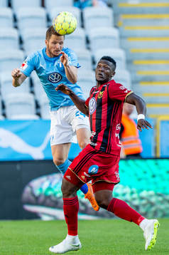 Malmö FFs Lasse Nielsen mot Östersunds Salisu Abdullahi