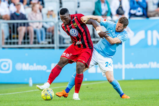 Malmö FFs Lasse Nielsen mot Östersunds Salisu Abdullahi