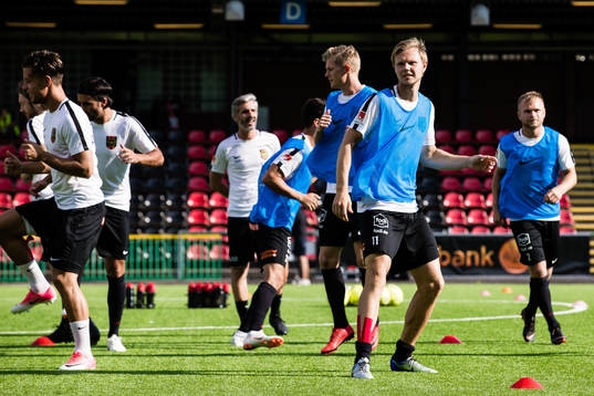 Brommapojkarnas Tim Söderström värmer upp med