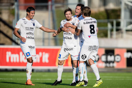  Sirius Jesper Arvidsson jublar med Philip Haglund , Stefano Vecchia och Tim Björkström efter 0-1