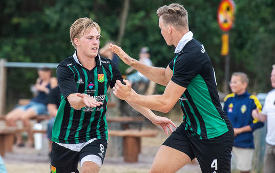 Gais Futsals Marcus Kokk jublar med Johannes Lagesson