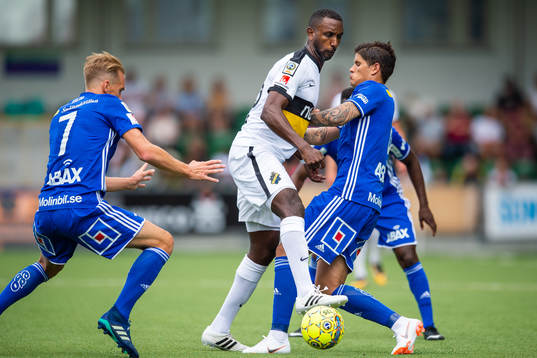 Sundsvalls Kim Skoglund och David Batanero i kamp om bollen