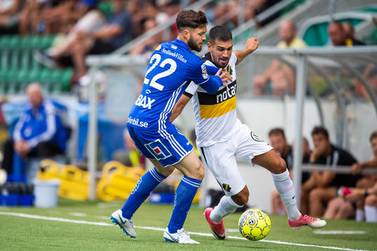 s Stefan Silva i kamp om bollen under fotbollsmatchen i Allsvenskan mellan GIF Sundsvall och AIK den 15 juli 2018 i Sundsvall.