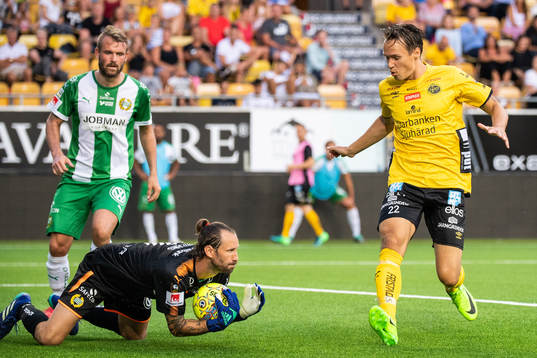 Hammarbys målvakt Johan Wiland tar bollen framför