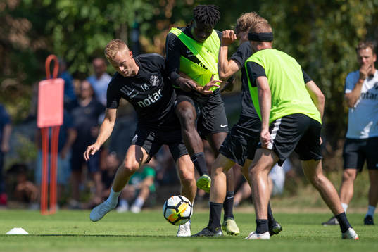 s Sebastian Larsson i en närkamp