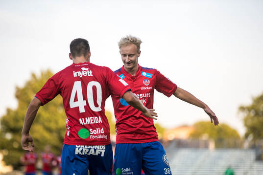 Helsingborgs Mattias Almeida Sundell jublar tillsammans med Max Mårtensson efter att ha gjort 1-1