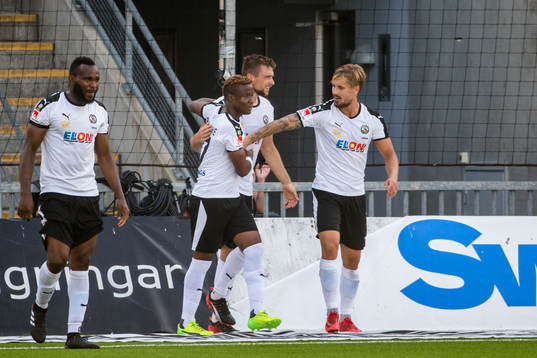 Örebros Filip Rogic och Kennedy Igboananike jublar