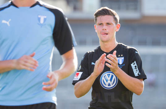 Malmö FFs Marcus Antonsson jublar framför fansen