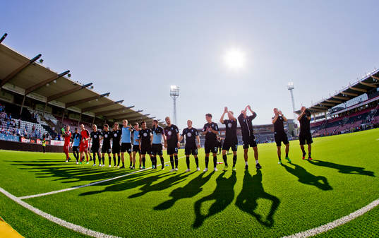 Malmö FFs spelare jublar framför fansen