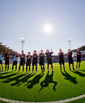 Malmö FFs spelare jublar framför fansen