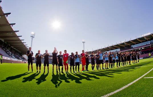 Malmö FFs spelare jublar framför fansen