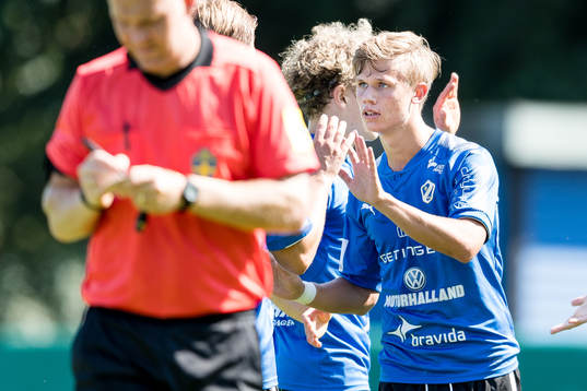 Halmstads Oscar Petersson jublar efter 1-1