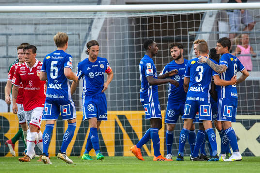 Sundsvalls spelare jublar med Maic Sema efter 0-1