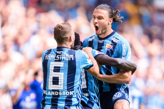 Djurgårdens Erik Johansson och Jesper Karlström jublar med Aliou Badji efter 2-1