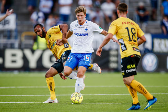 Elfsborgs Issam Jebali och Simon Olsson försvarar mot