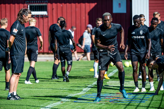 Tränare Agim Sopi tittar på Grace Tanda