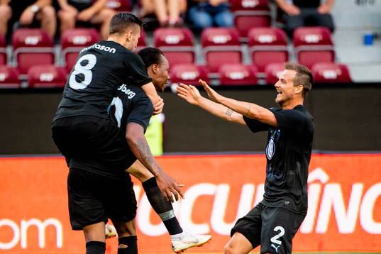 Carlos Strandberg celebrates with Arnór Ingvi Traustason and Eric Larsson of Malmö FF after scoring 0-1