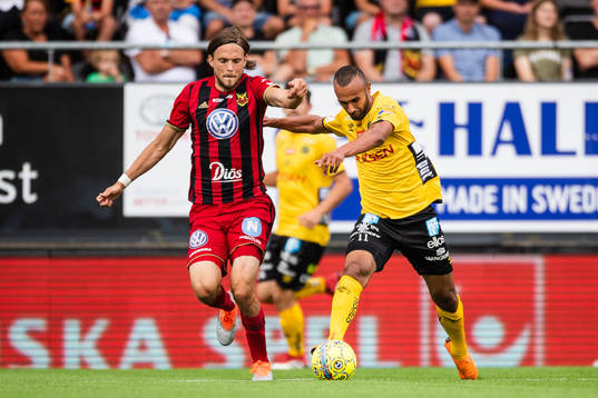 Östersunds Tom Pettersson och Elfsborgs Issam Jebali i