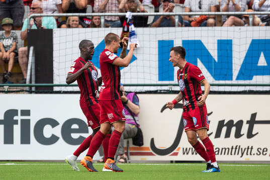Östersunds Ronald Mukiibi och Douglas Bergqvist jublar med målskytten till 1-0 Jamie Hopcutt