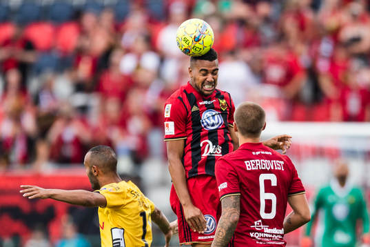 Elfsborgs Issam Jebali och Östersunds Noah Sonko Sundberg i kamp om bollen