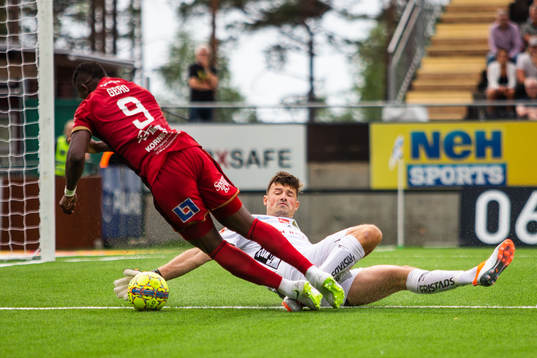 Östersunds Salisu Abdullahi Gero faller i kamp med  Elfsborgs målvakt Kevin Stuhr Ellegaard och Gero varnas senare