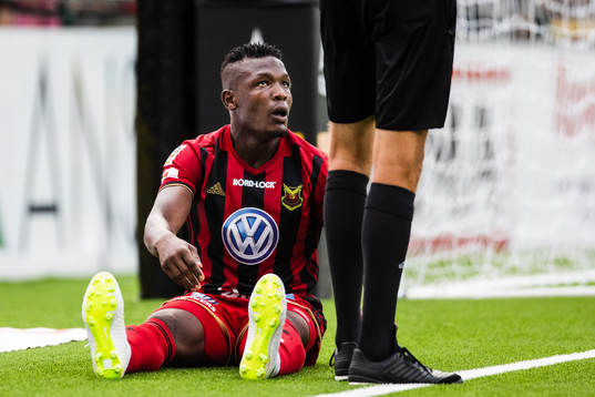 Östersunds Salisu Abdullahi Gero sitter ner och reagerar