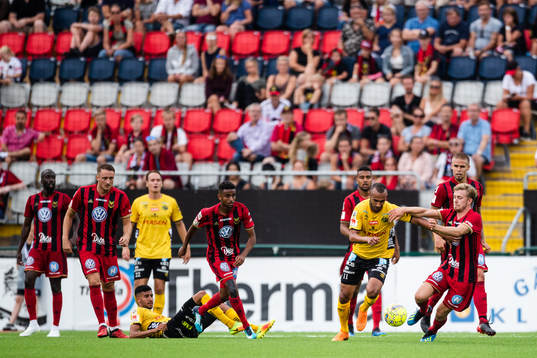 Elfsborgs Issam Jebali och Östersunds Ludvig Fritzson i kamp om bollen