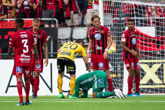 Elfsborgs Emir Bajrami klappar om Östersunds målvakt Aly Keita