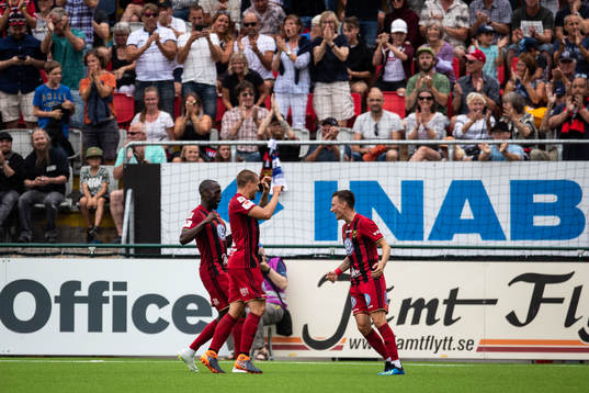 Östersunds Ronald Mukilbi, Douglas Bergqvist och Jamie Hopcutt jublar efter 1-0