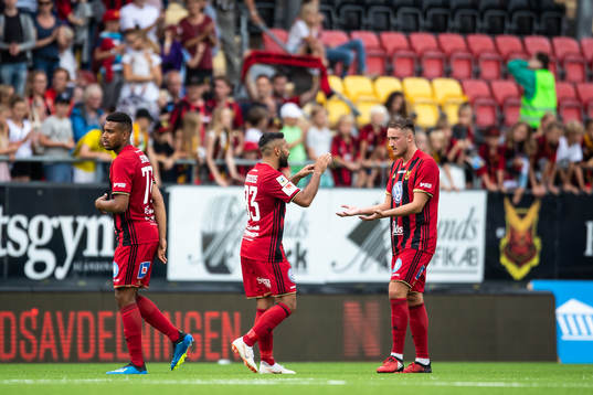 Östersunds Saman Ghoddos och Smajl Suljevic jublar efter vinsten. Till vänster syns även Östersunds Noah Sonko Sundberg